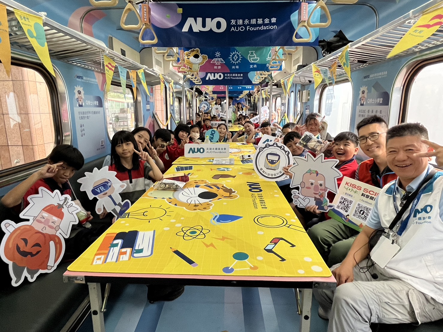 友達永續基金會參與「臺灣科普環島列車」，設計基礎科學車廂課程，以「淨零碳排和永續能源」為主題，讓學生透過創意實驗認識淨零知識，以及思考生活中的減碳行為