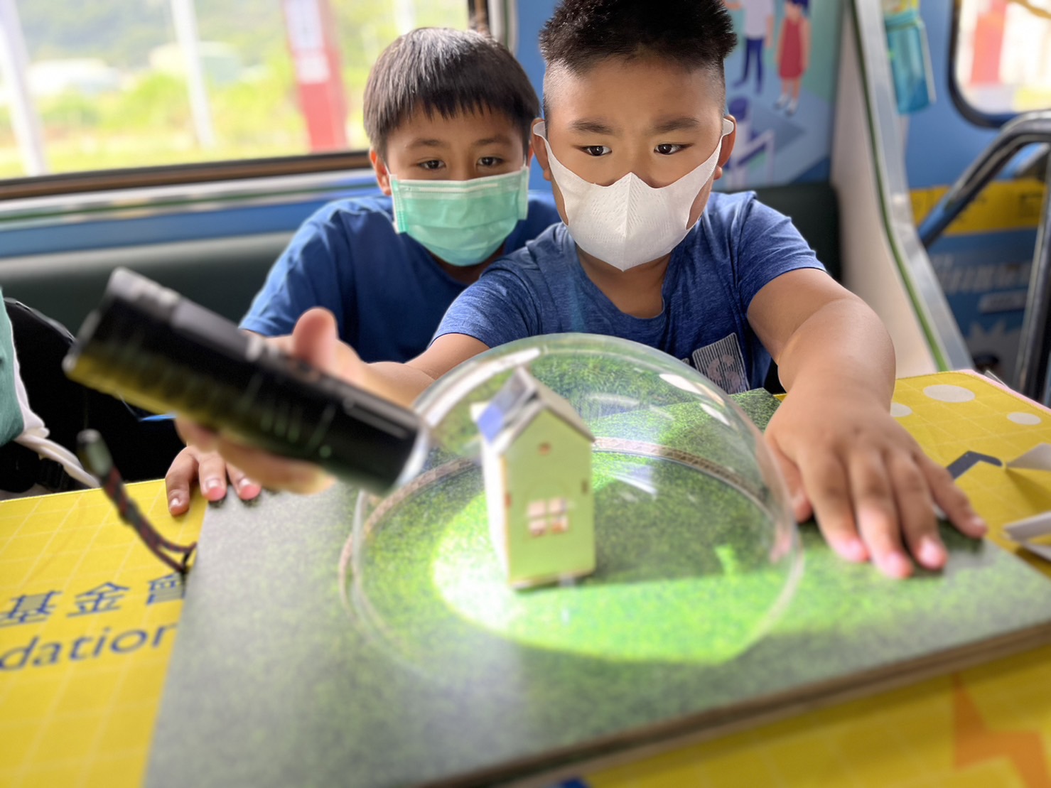 友達參與基礎科學主題車廂，以STEAM教學精神，設計「逐日科學家」、「太陽能工程師」以及「淨零建築師」三大能源科普課程和實驗