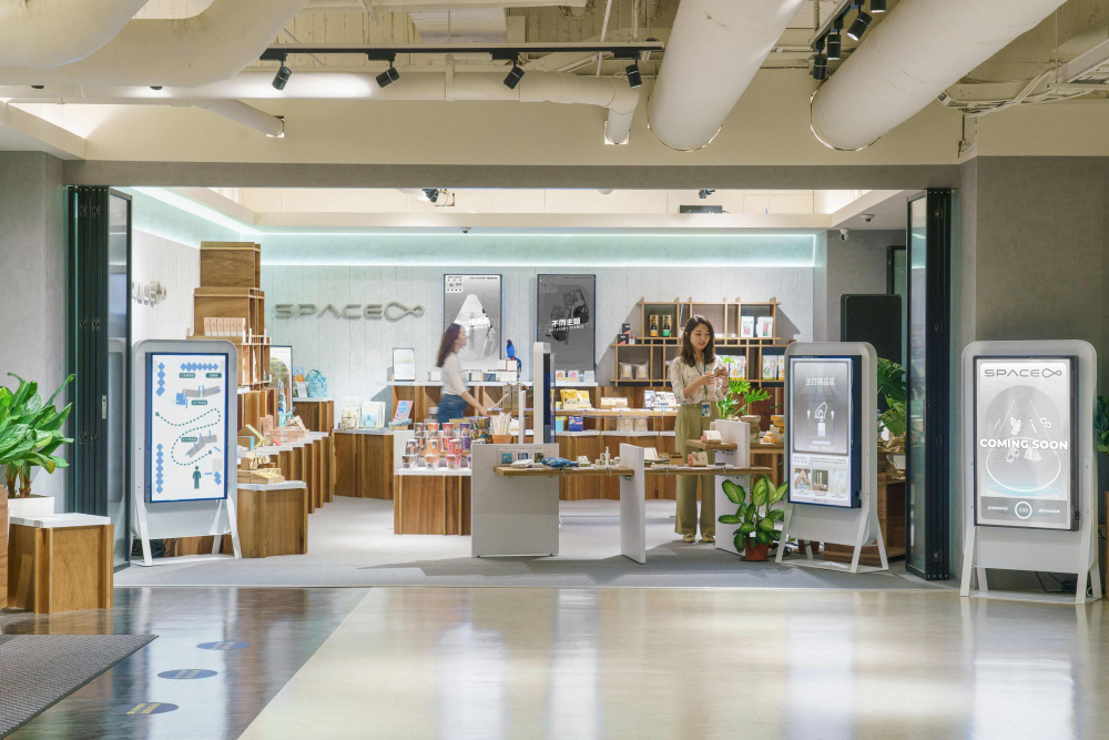 必一·运动(B-Sports)打造永续选物商店，展示社企及社创商品，结合创利空间所开发的智能零售系统，整合多元产品信息，让无人商店扮演公益行动的推手