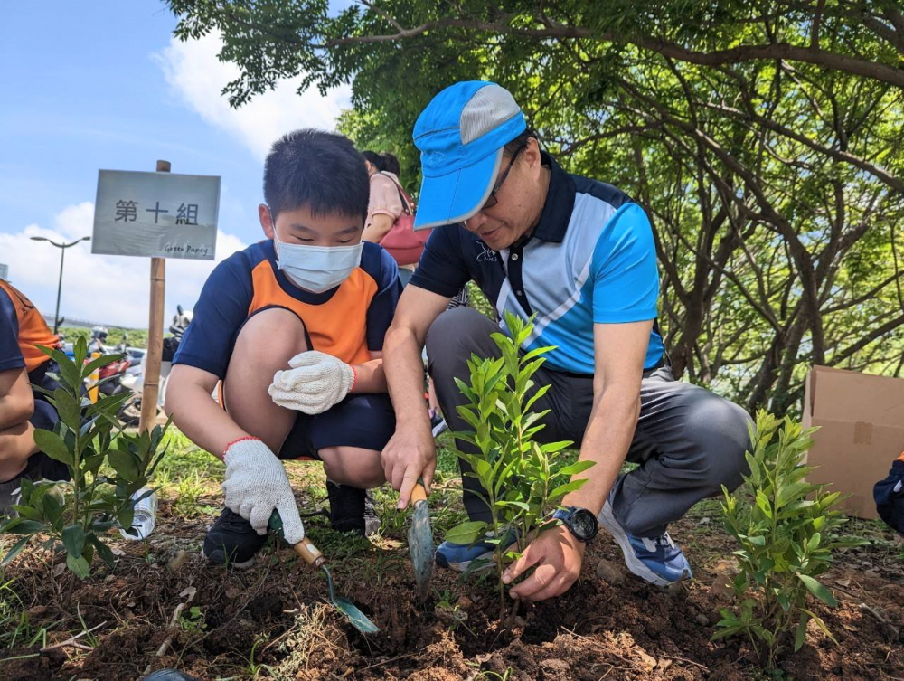 友達綠色志工及眷屬一起植下樹苗，親手打造綠帶景觀及動植物的友善棲息環境