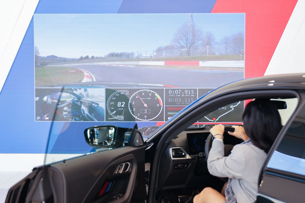 顧客按下虛擬Engine Start按鈕，啟動預選車款的引擎聲浪，螢幕同時呈現德國紐柏林賽道的試駕畫面，坐進車內一秒化身駕駛員馳騁奔騰