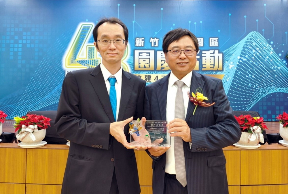 友達60吋高透明度Micro LED顯示器榮獲2023竹科創新產品獎，由友達光電顯示產品研發總部副總經理吳仰恩(左)代表領獎