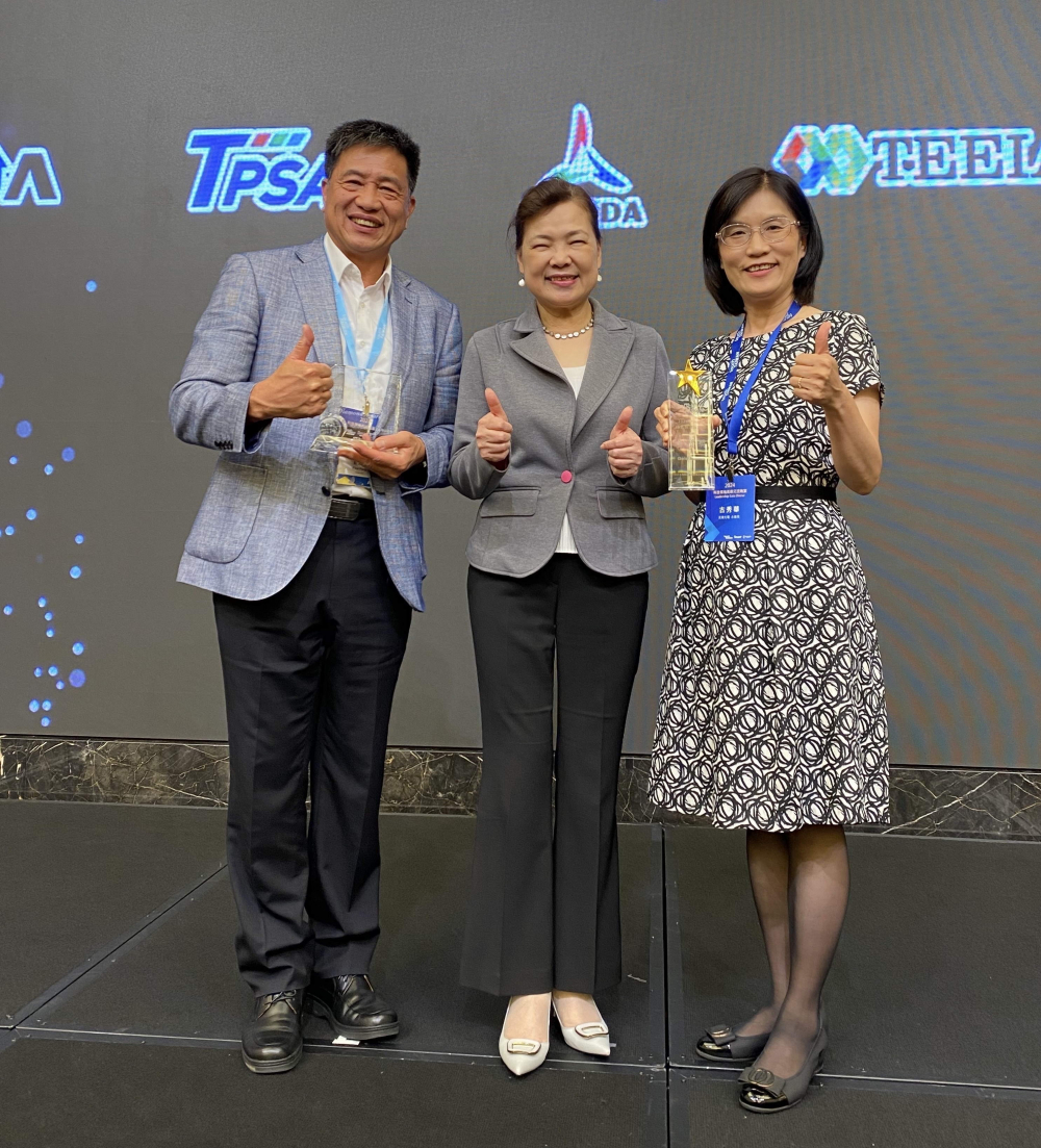 友達致力推動永續發展，於Touch Taiwan2024以3R策略貫穿Display、ESG展位實現綠色展覽目標之成果，Display展位獲綠色裝潢設計鑽質獎最高榮譽，ESG同獲金質獎殊榮。由經濟部長王美花（中）親自頒予友達光電董事長彭双浪（左）、友達光電永續長古秀華（右）
