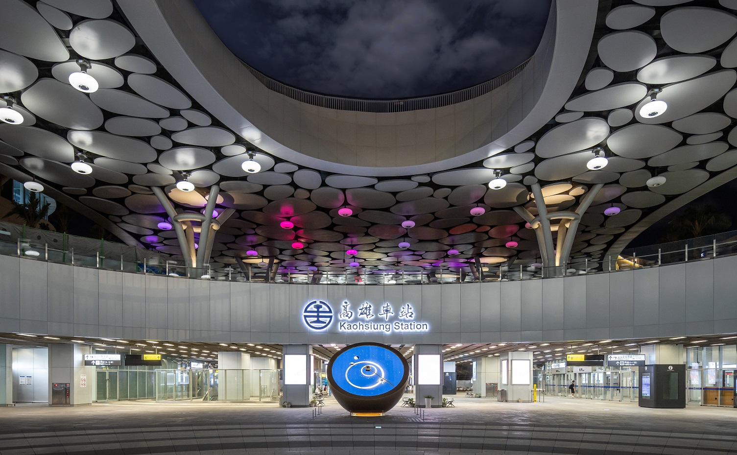 創利空間參與《高雄車站共感空間》公共藝術計畫，擔任視覺科技整合夥伴。於「看時間」天文鐘作品中提供技術指導，整合圓形LED鐘面與鐘體結構，在時間、天象星盤與空間氛圍間生動展演