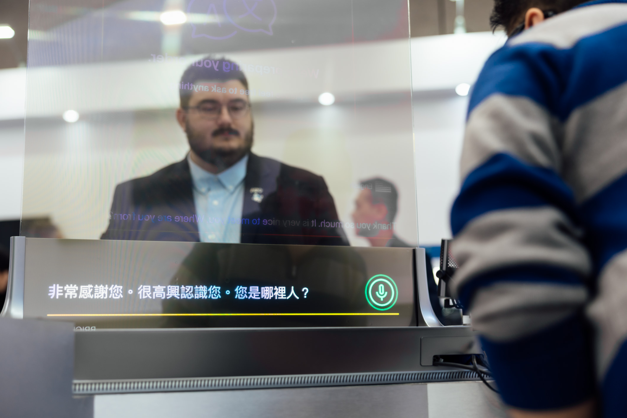 达擎42吋多语系AI互动翻译系统，可支持实时多国语言翻译，协助消费者与服务人员沟通无障碍，并保留自然眼神与表情互动，提升国际性零售场域的服务质量。